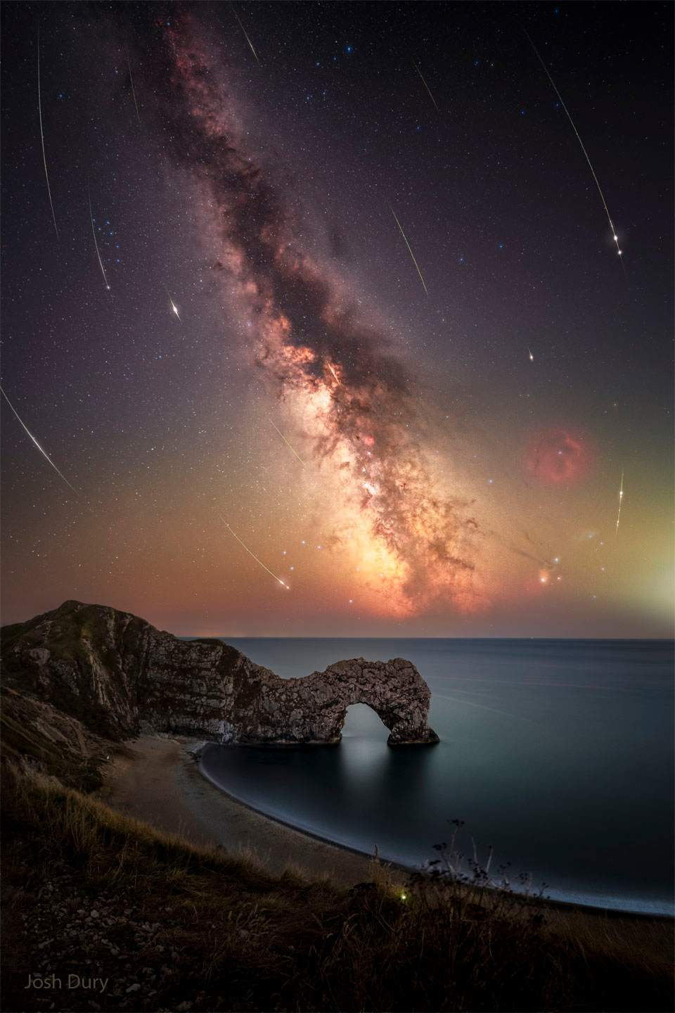 Meteorový roj osvetľuje oblohu nad Durdle Door