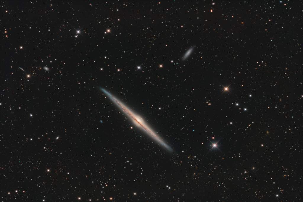 Preskúmajte jedinečný tvar NGC 4565