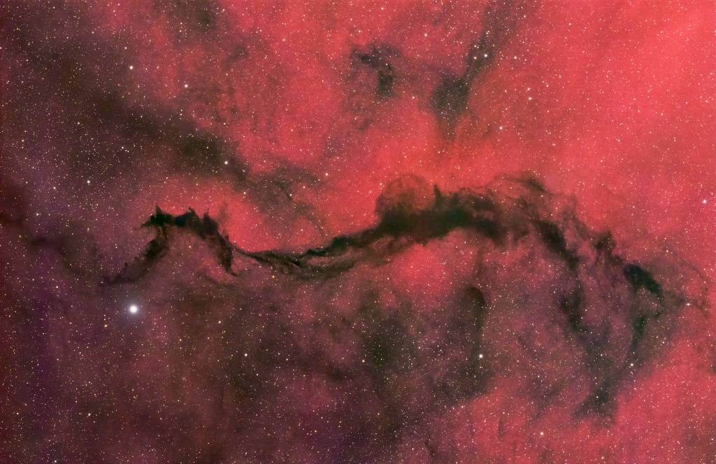Odhaľovanie tajomstiev interstelárneho prachu v Ophiuchu - Astronomická fotografia dňa 2025-08-29 | Temný závoj, Ophiuchus, Sh2-27