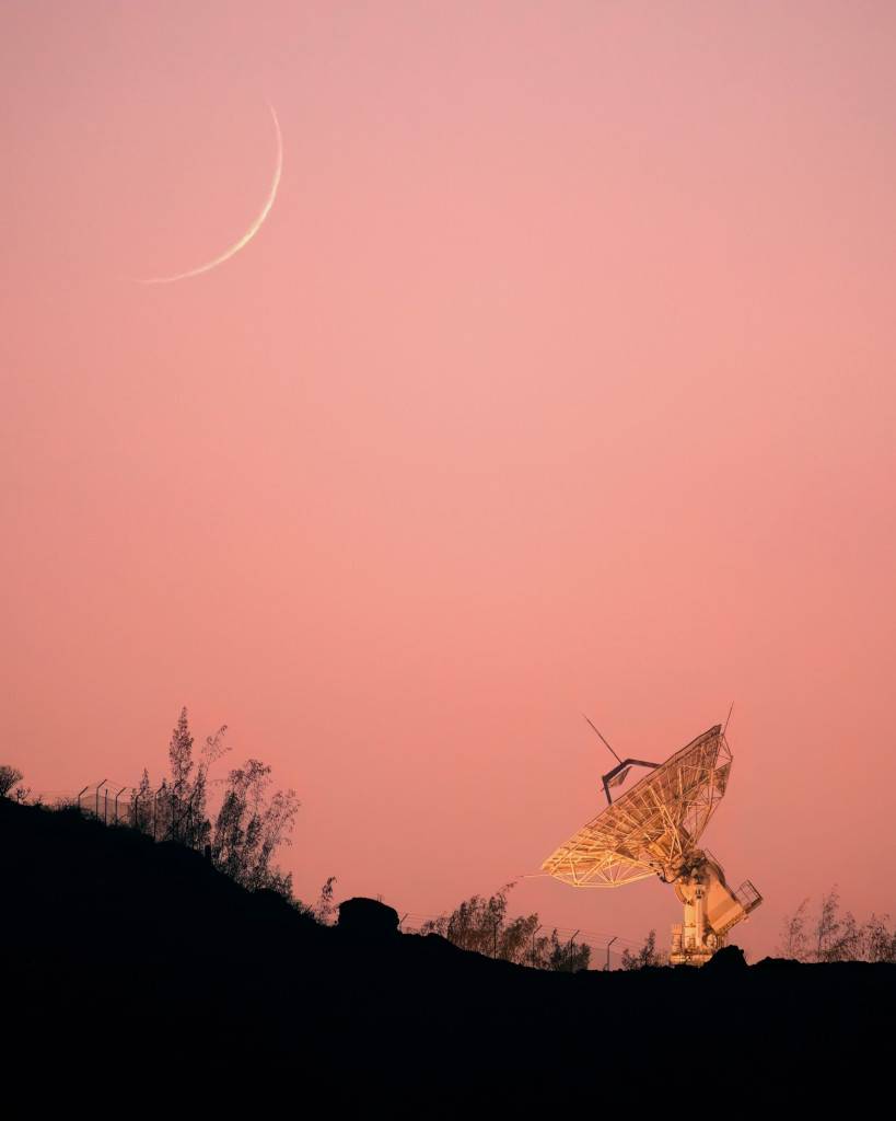 Zriedkavý pohľad: Mladý Mesiac osvetľuje oblohu - Astronomická fotografia dňa 2025-08-30 | Dva percentá Mesiaca, mladý kosáčik, fázy Mesiaca