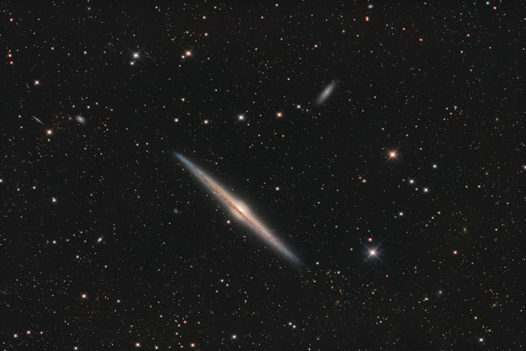 Preskúmajte jedinečný tvar NGC 4565 - Astronomická fotografia dňa 2025-09-04 | NGC 4565, galaxia na hrane, spirálová galaxia