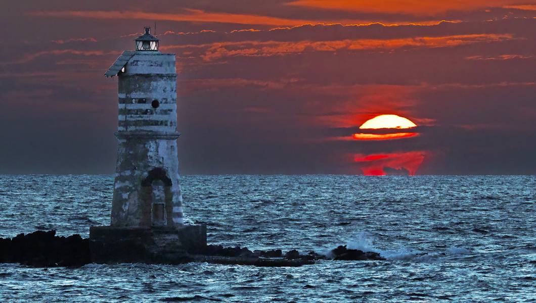 Červený Mesiac vychádza, keď slnko zapadá na Sardínii - Astronomická fotografia dňa 2025-09-06 | západ slnka, Sardínia, lunárna úplnka