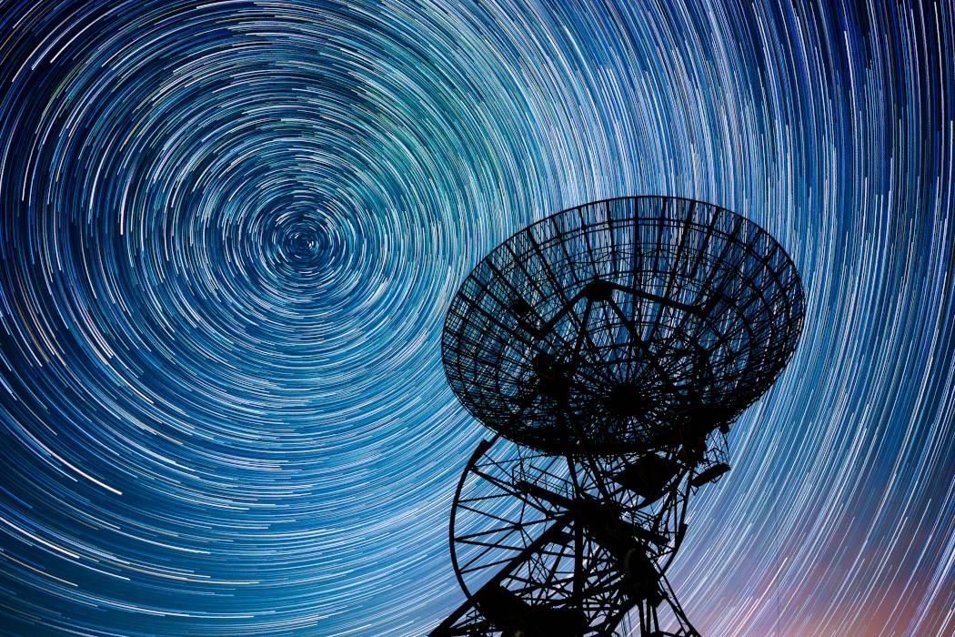 Hvězdné stopy osvěcují historii One-Mile teleskopu - Astronomická fotografia dňa 2025-09-13 | One-Mile Telescope, rádiová astronómia, hviezdne stopy
