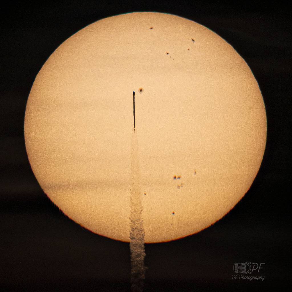 Raketa prechádza slnkom: Čo sa stane ďalej? - Astronomická fotografia dňa 2025-09-27 | raketa na slnku, slnečný disk, slnečná aktivita
