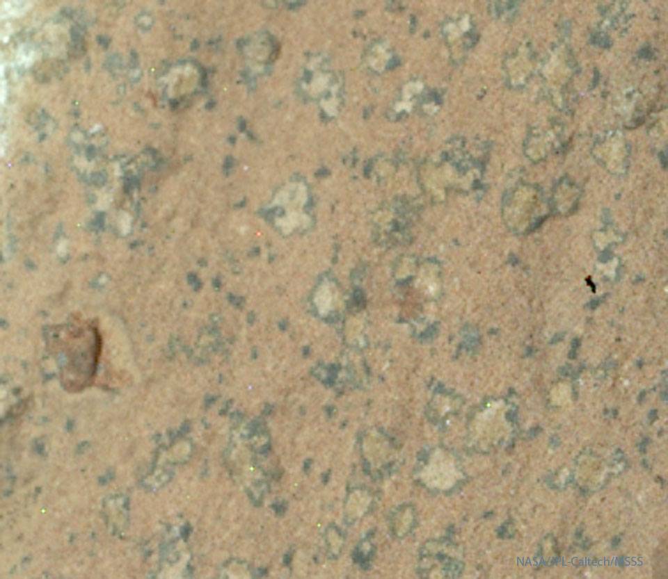 Marťanské "leopardie škvrny" vyvolávajú teórie o živote - Astronomická fotografia dňa 2025-09-28 | leopardie škvrny, Mars, marťanské skaly